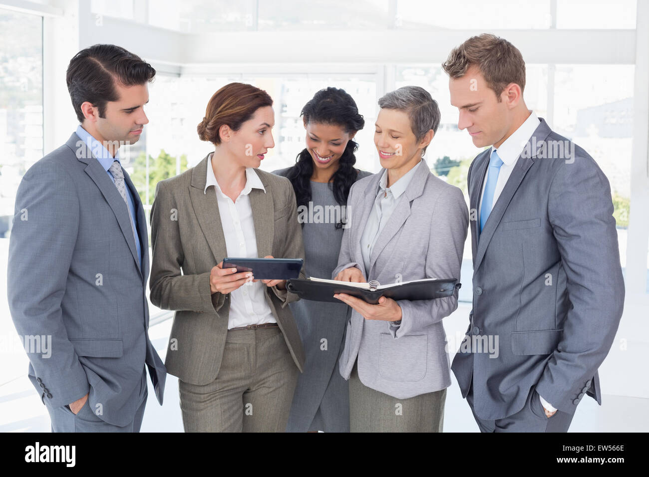 La gente de negocios con tablet y portátil Foto de stock