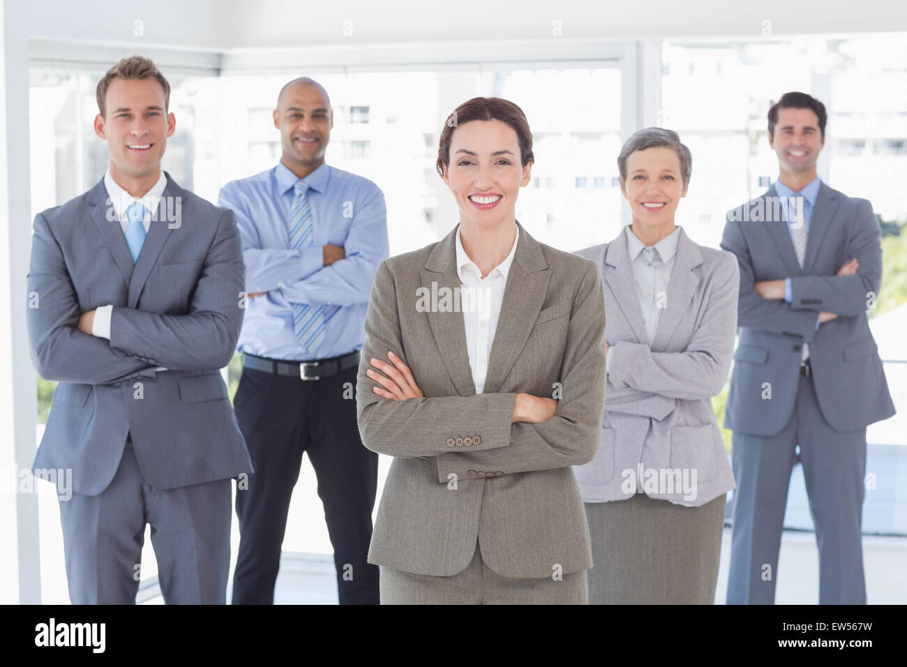 Equipo de negocios sonriendo a la cámara Foto de stock