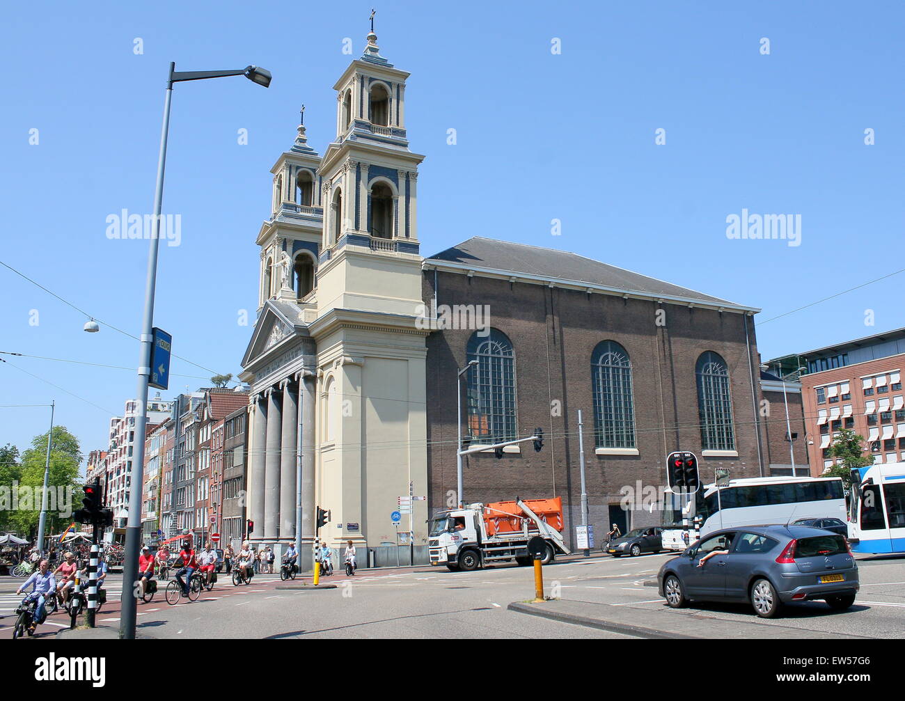 Moisés y Aarón (Iglesia Mozes en Aäronkerk) en la plaza Waterlooplein, Amsterdam, Países Bajos, en la esquina del Sr. Visserplein Foto de stock