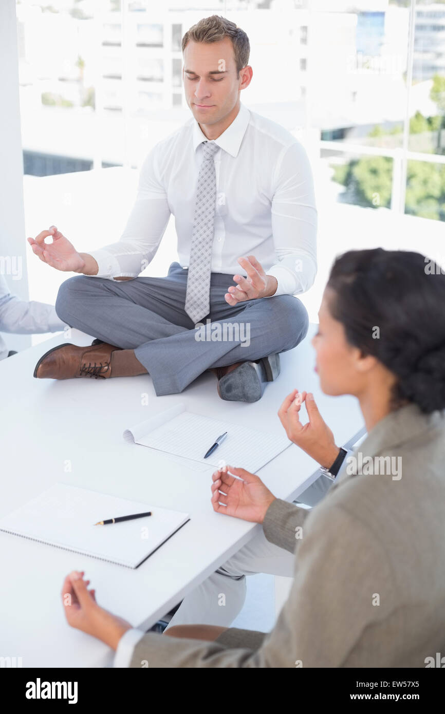 Equipo de negocios relajante ojos cerrados Foto de stock