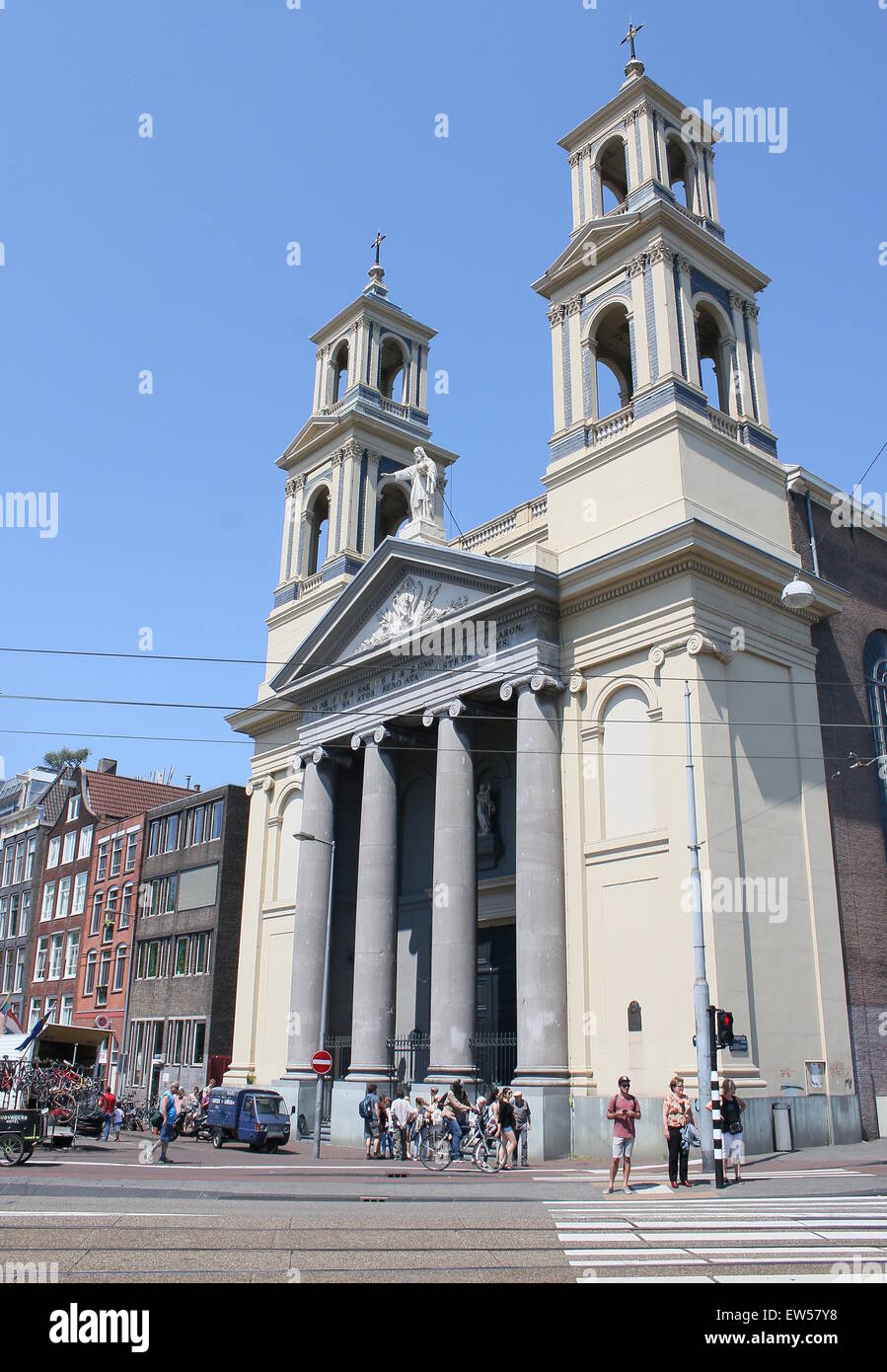 Fachada de la Iglesia de Moisés y de Aarón en la plaza Waterlooplein, Amsterdam, Países Bajos, anteriormente una iglesia católica clandestina Foto de stock