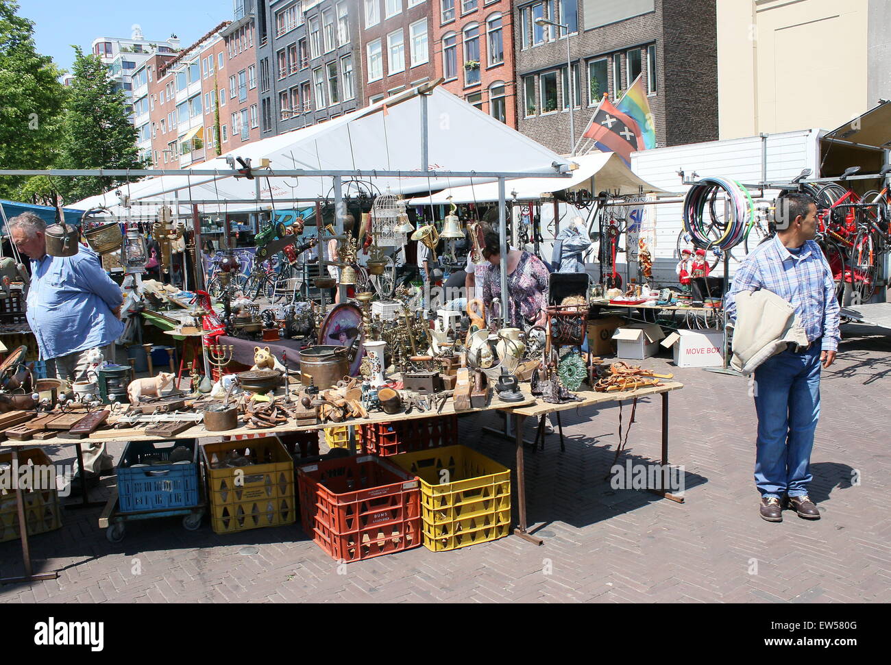 El mercado y los vendedores ambulantes en la plaza Waterlooplein, Ámsterdam, Países Bajos. Foto de stock