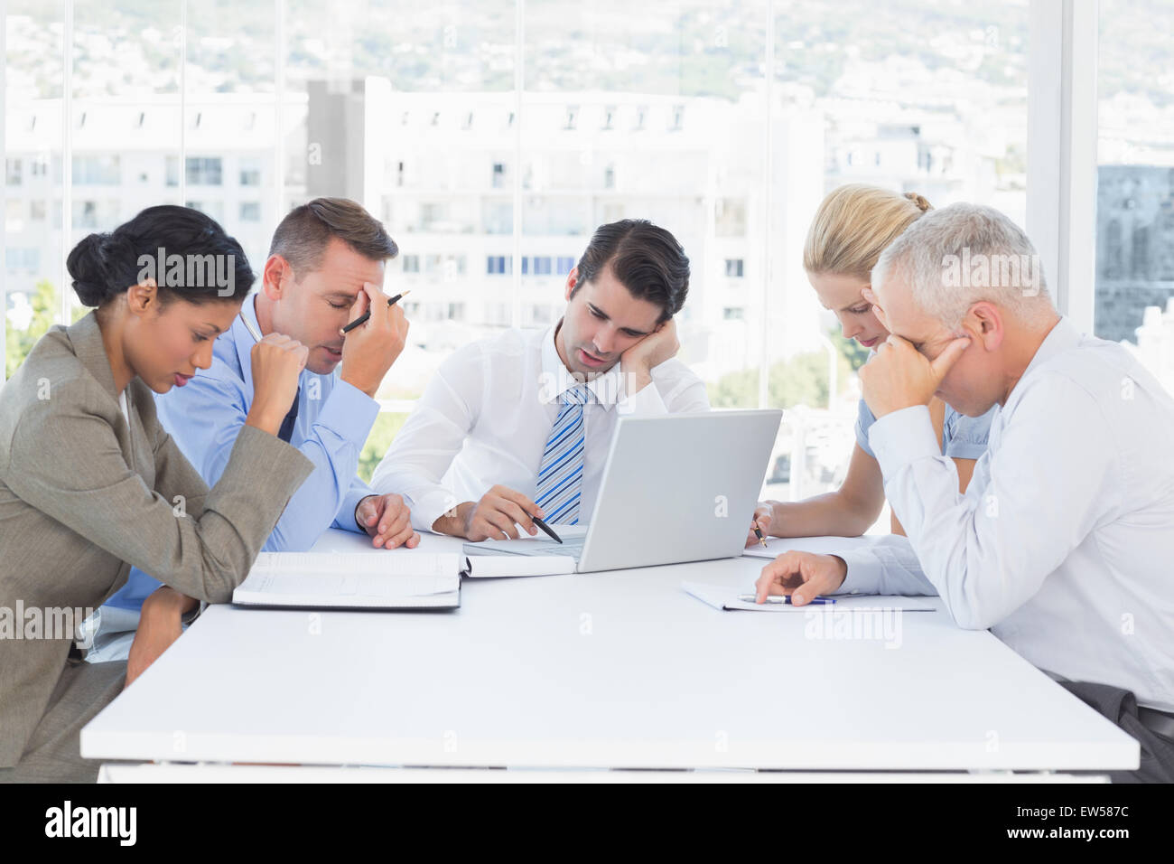 Equipo de comerciales concentrados trabajando juntos Foto de stock