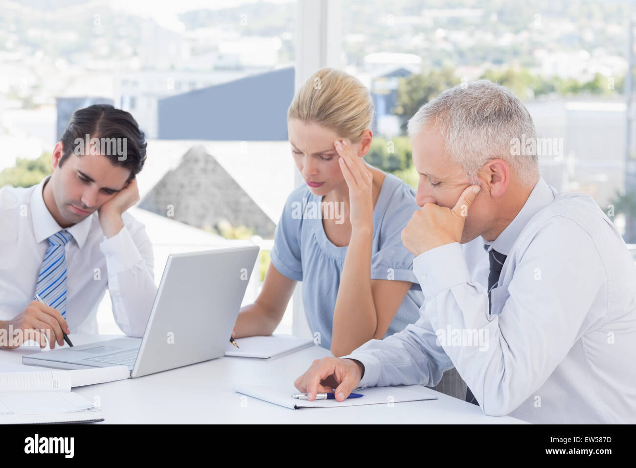 Equipo de comerciales concentrados trabajando juntos Foto de stock