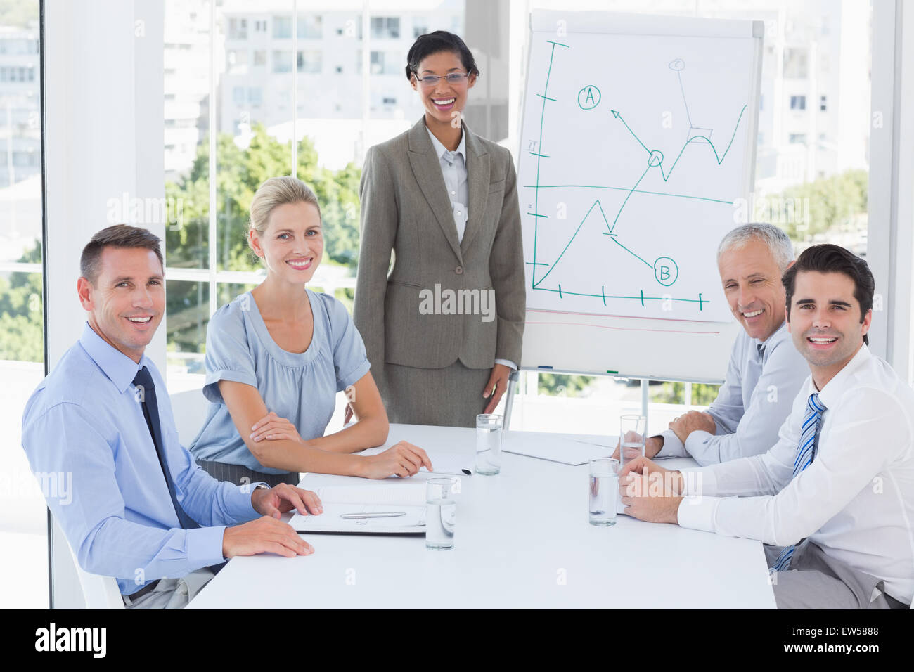 Equipo de negocios sonriendo a la cámara Foto de stock