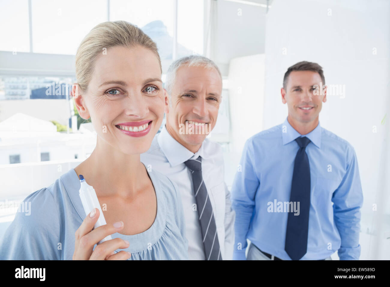 Equipo empresarial escrito intercambiando ideas sobre la junta Foto de stock