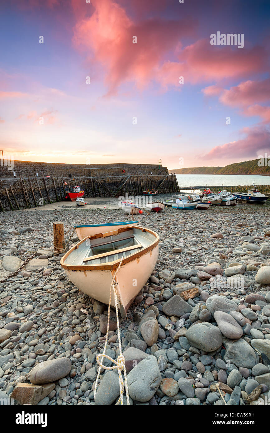 Los barcos de pesca en el puerto en Clovelly en la costa norte de Devon Foto de stock