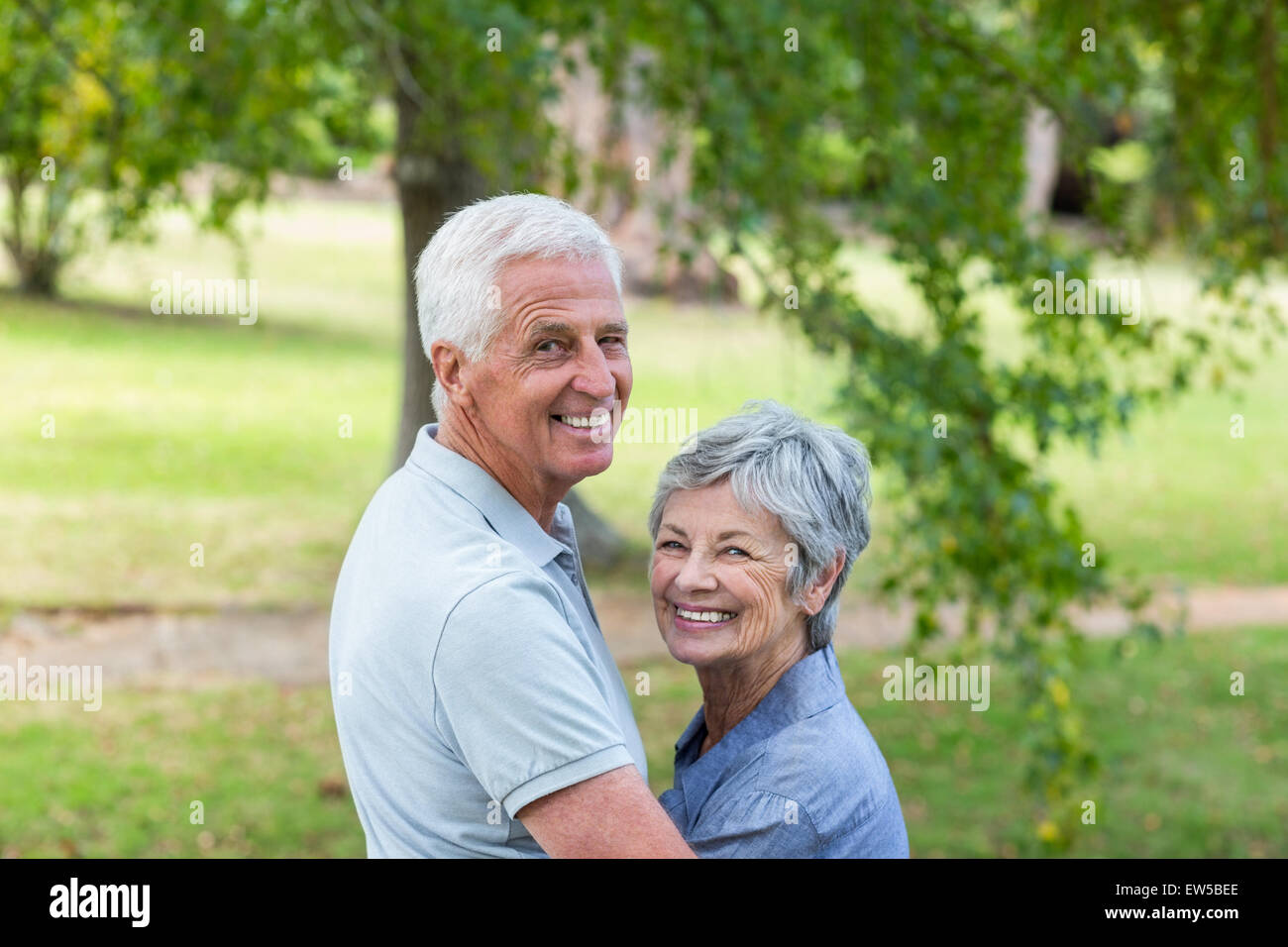 Feliz pareja de ancianos sonriendo Foto de stock
