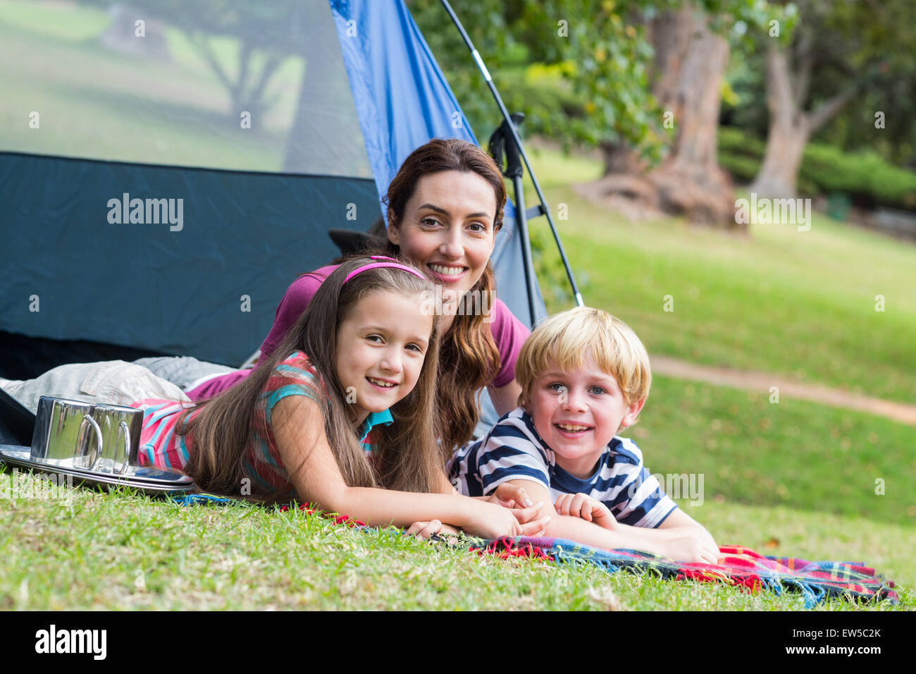 Madre e hijos se divierten en el parque Foto de stock