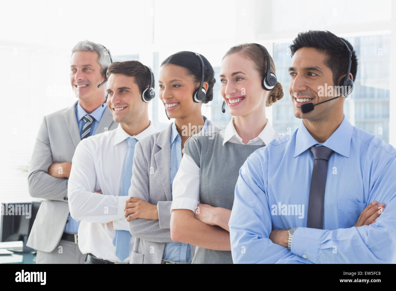 La gente de negocios con auriculares mirando a la derecha Foto de stock