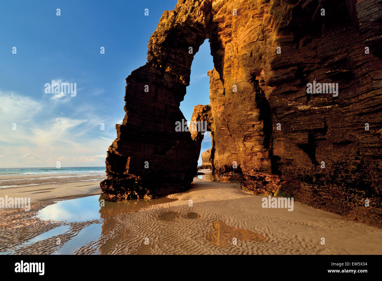 España, Galicia: impresionante arco en la Catedral de roca (playa Praia como Catedrais) Foto de stock