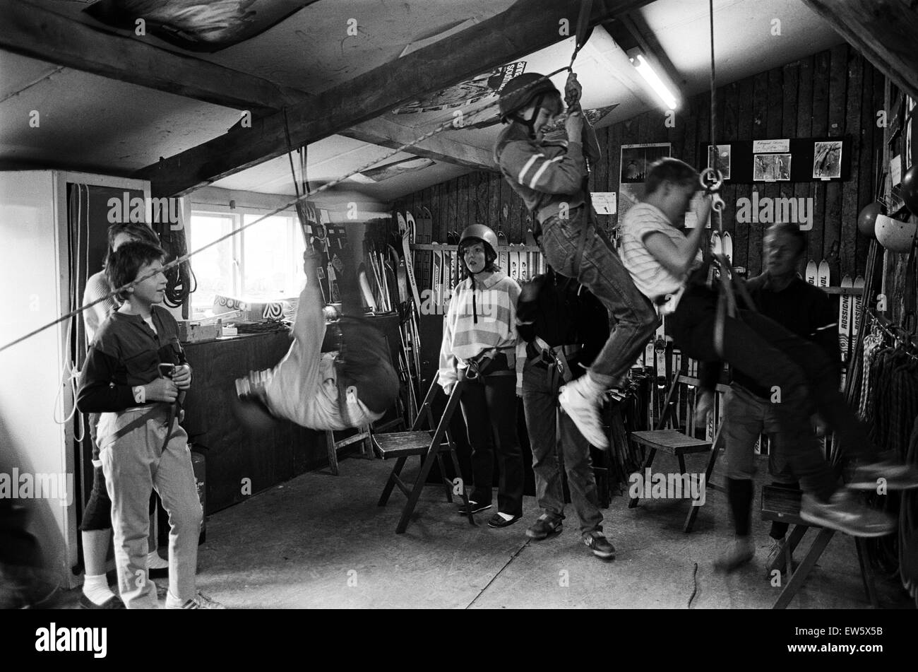 Plas Dol-y-Moch, Coventry del centro de educación al aire libre, situado en el corazón del Parque Nacional de Snowdonia. Los niños practicar rappel en interiores. Maentwrog, Gwynedd, Gales, 26 de octubre de 1987. Foto de stock