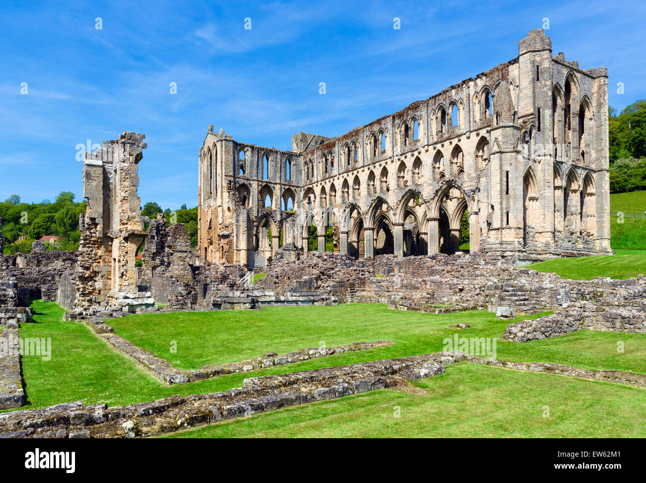 Ruinas de Rievaulx Abbey, cerca de Helmsley, North Yorkshire, Inglaterra, Reino Unido. Foto de stock