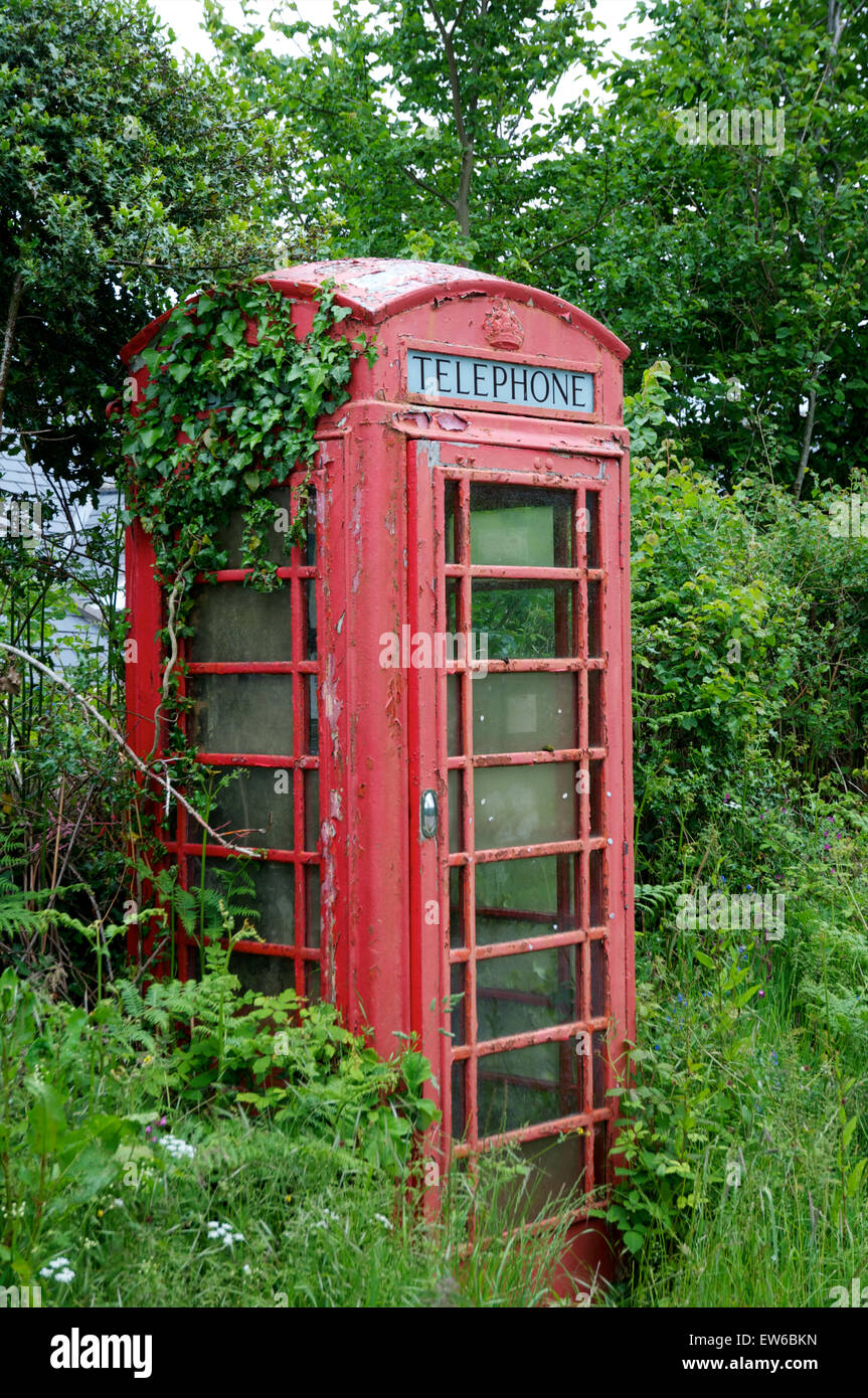 BT icónico teléfono rojo en caja rural de Dartmoor (Devon) mostrando decaimiento, falta de empleo y la demanda, y la decadencia. Banda ancha rural ref. Foto de stock