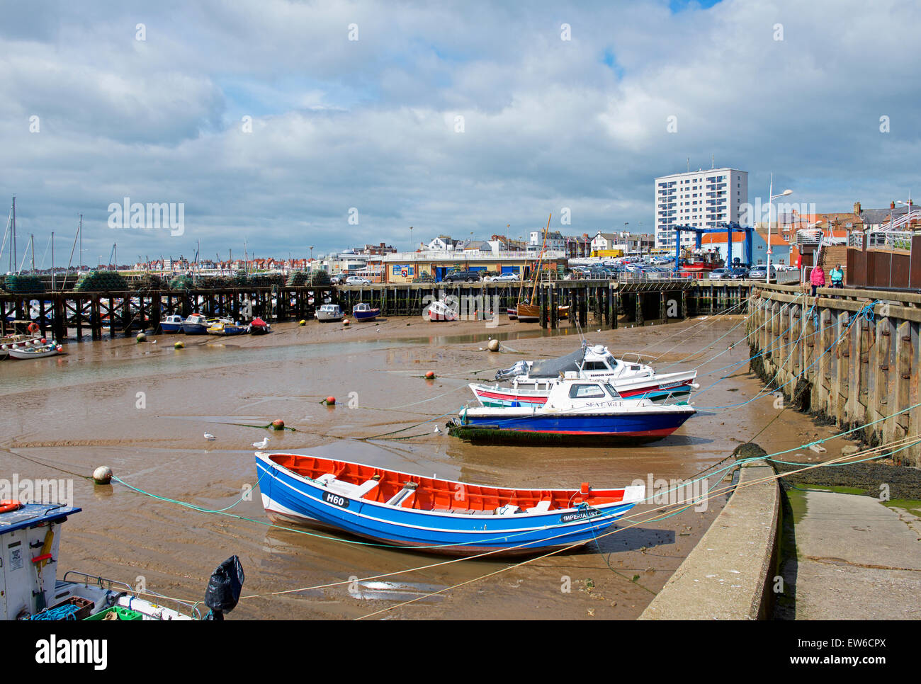 Barcos en el puerto durante la marea baja, Bridlington, East Yorkshire, Inglaterra Foto de stock