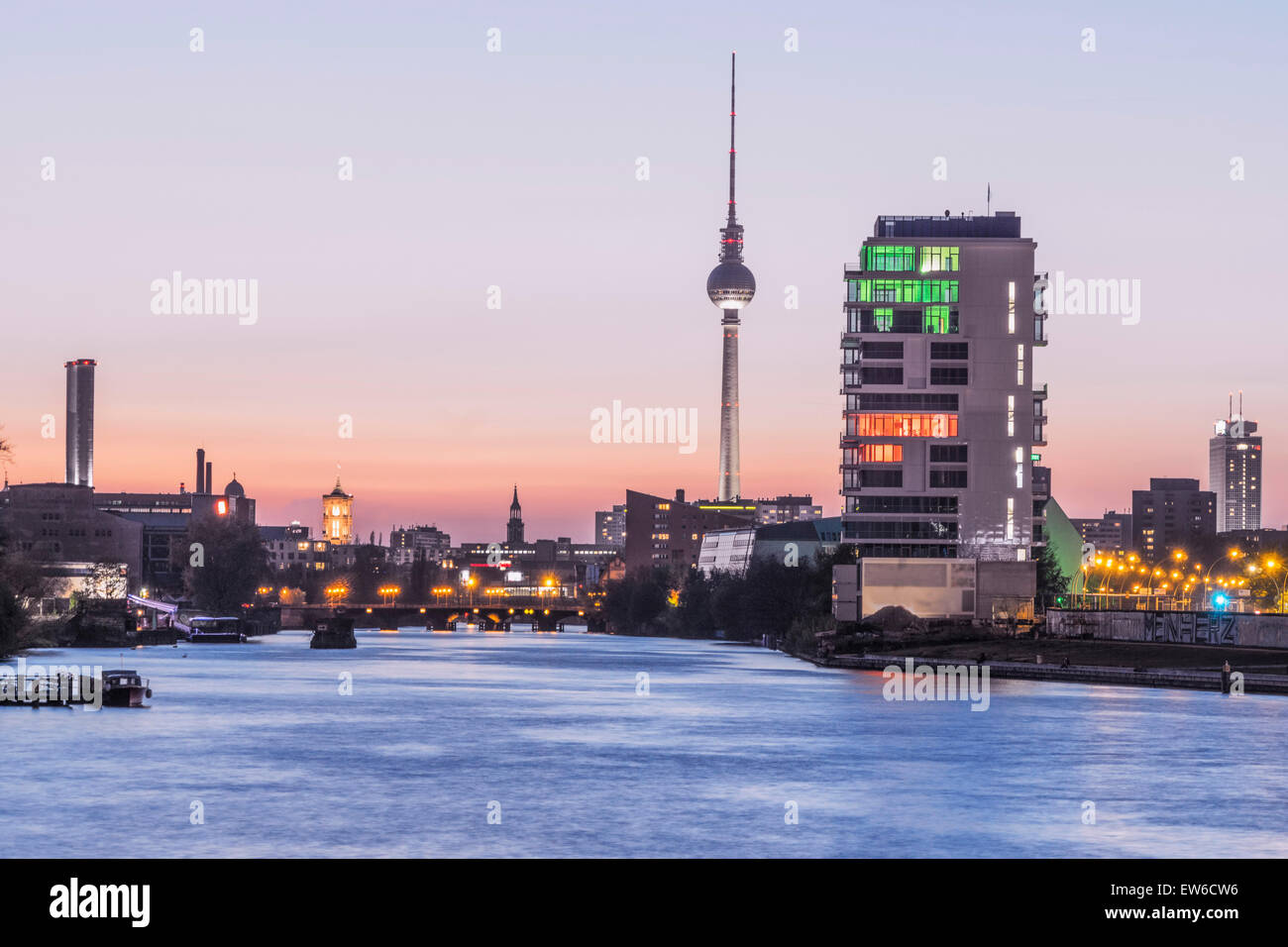 Skyline Berlin, río Spree, Media Spree, niveles de vida Skycraper, Mercedes, Berlín Foto de stock