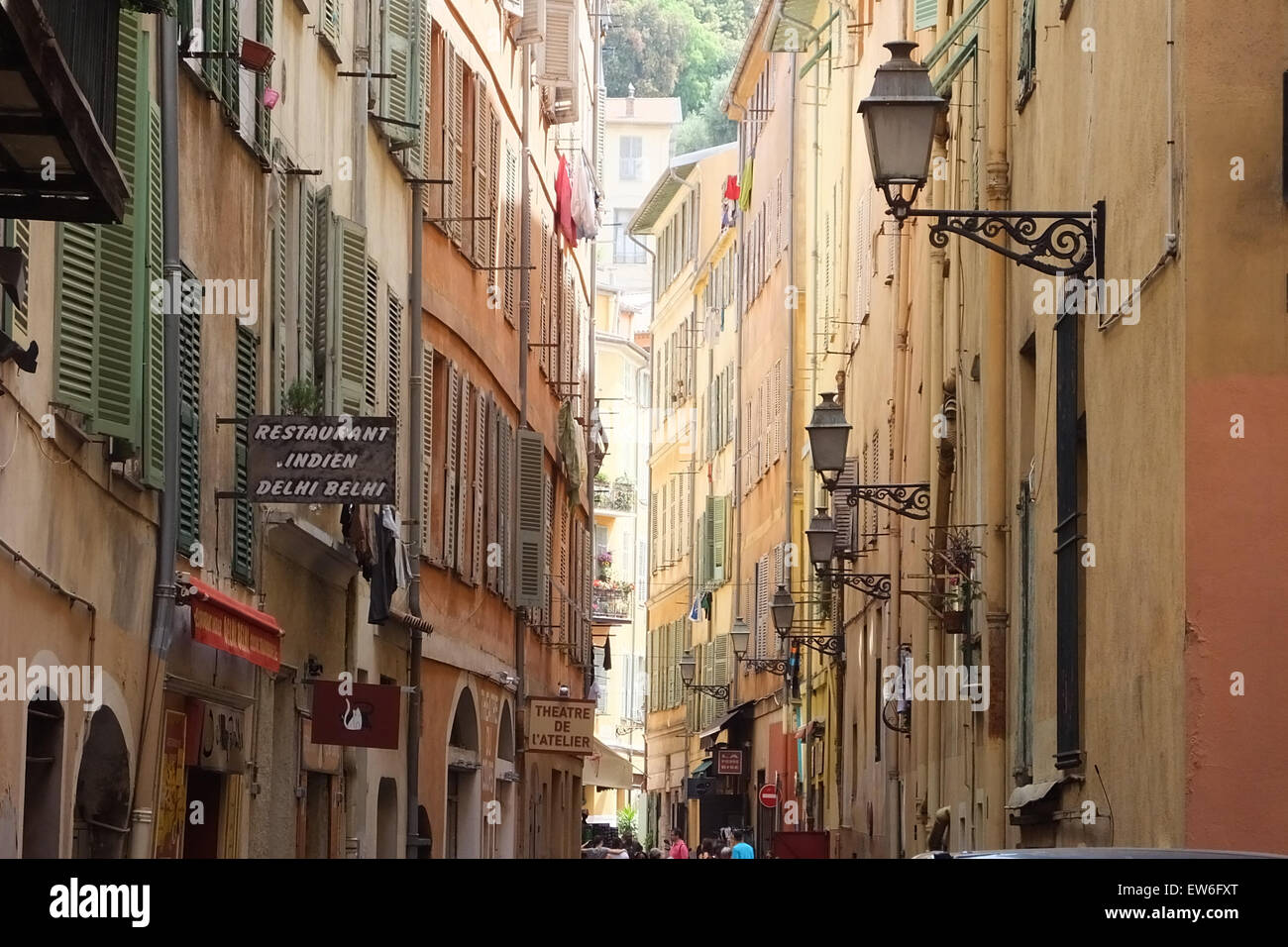 Vista mirando a lo largo de las viejas calles de Niza Francia Foto de stock