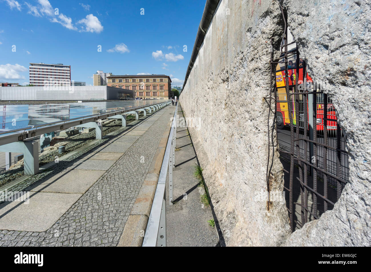 La Topografía del Terror, un Centro de Documentación del terror nazi , el Muro de Berlín, Berlín, Alemania Foto de stock