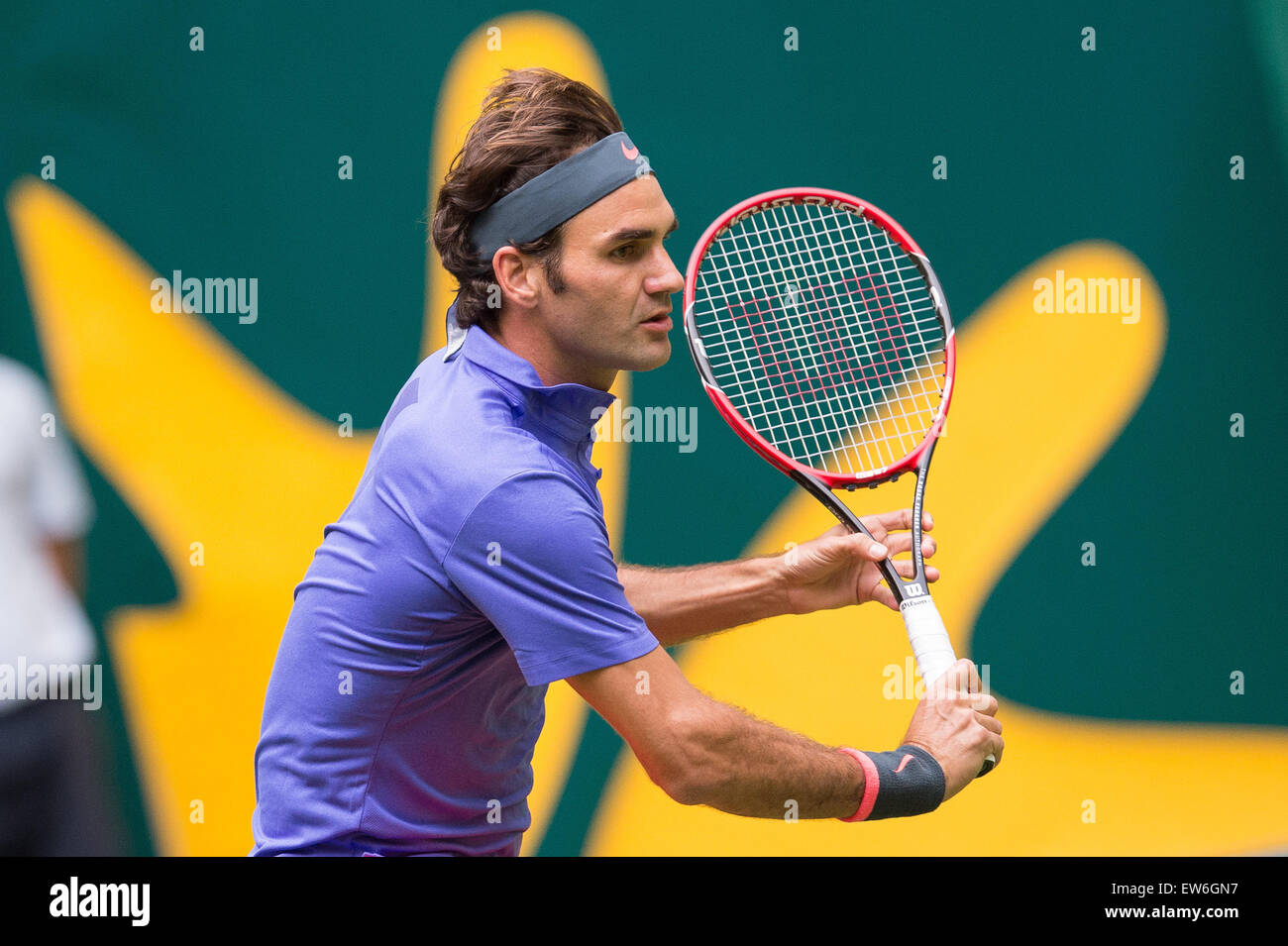 Halle, Alemania. 17 de junio de 2015. Roger Federer de Suiza en acción durante el partido de octavos de final contra Ernests Gulbis de Letonia durante el torneo de tenis de la ATP en Halle, Alemania, 17 de junio de 2015. Foto: MAJA HITIJ/dpa/Alamy Live News Foto de stock