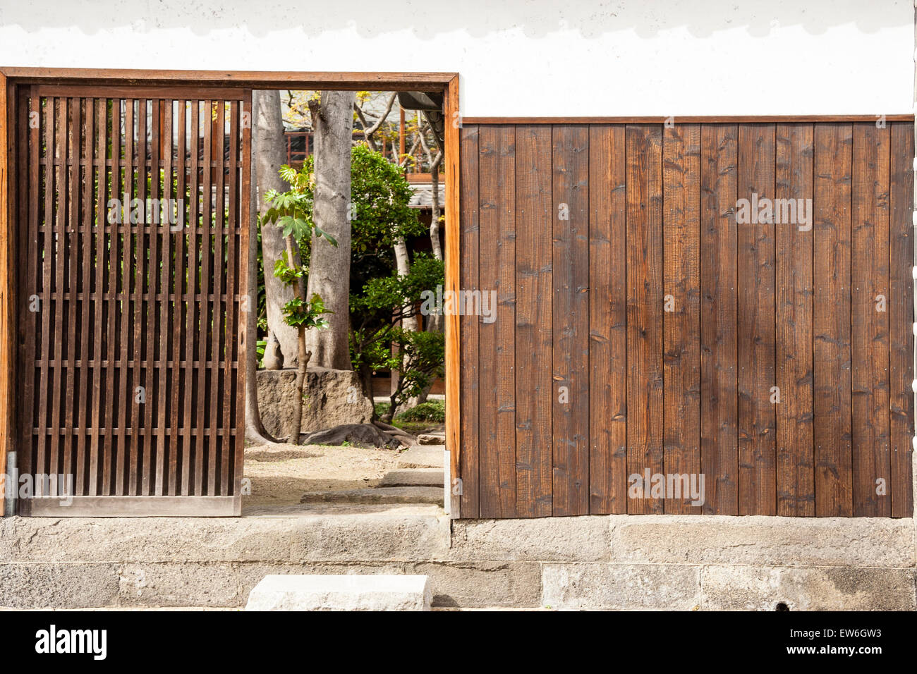 Cuarto de baño detrás de la puerta corredera de madera puertas de lamas en  casa Hilit, Israel Fotografía de stock - Alamy