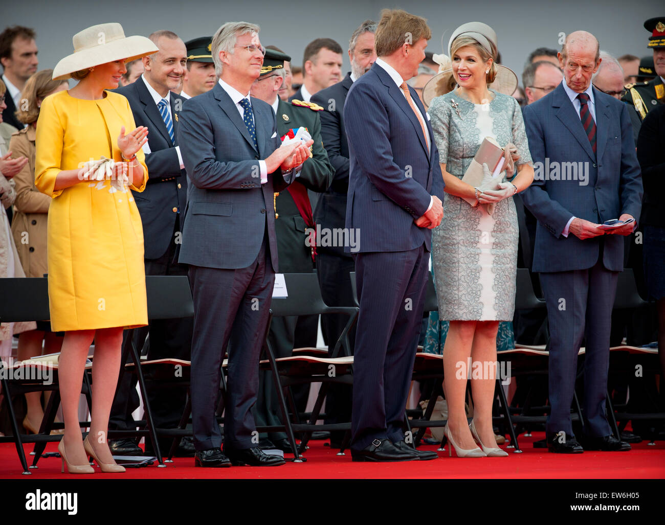 Rey Willem-Alexander (C) y la Reina Maxima (2R) de los Países Bajos, el Rey Felipe (2L) con la reina Mathilde de Bélgica y el príncipe Eduardo de Kent durante la celebración oficial como parte de la celebración del bicentenario de la batalla de Waterloo, Bélgica Foto de stock