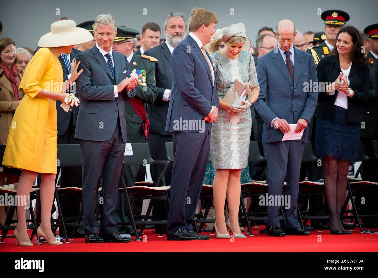 Rey Willem-Alexander (3L) y la Reina Maxima (4L) de los Países Bajos, el Rey Felipe (2L) con la reina Mathilde de Bélgica y el príncipe Eduardo de Kent durante la celebración oficial como parte de la celebración del bicentenario de la batalla de Waterloo, Belg Foto de stock