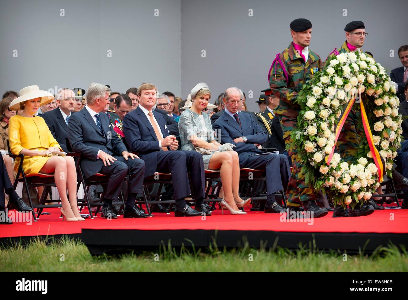 Rey Willem-Alexander (C) y la Reina Maxima (4L) de los Países Bajos, el Rey Felipe (2L) con la reina Mathilde de Bélgica y el príncipe Eduardo de Kent durante la celebración oficial como parte de la celebración del bicentenario de la batalla de Waterloo, Bélgica Foto de stock