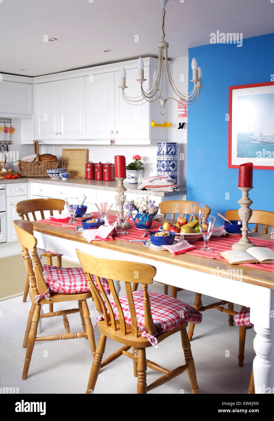 Comprobar rojo cojines sillas de madera pintadas en azul en Comprobar rojo cojines sillas de madera pintadas en azul en