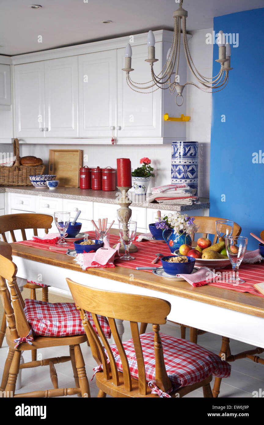 Comprobar rojo cojines sillas de madera pintadas en azul en Comprobar rojo cojines sillas de madera pintadas en azul en