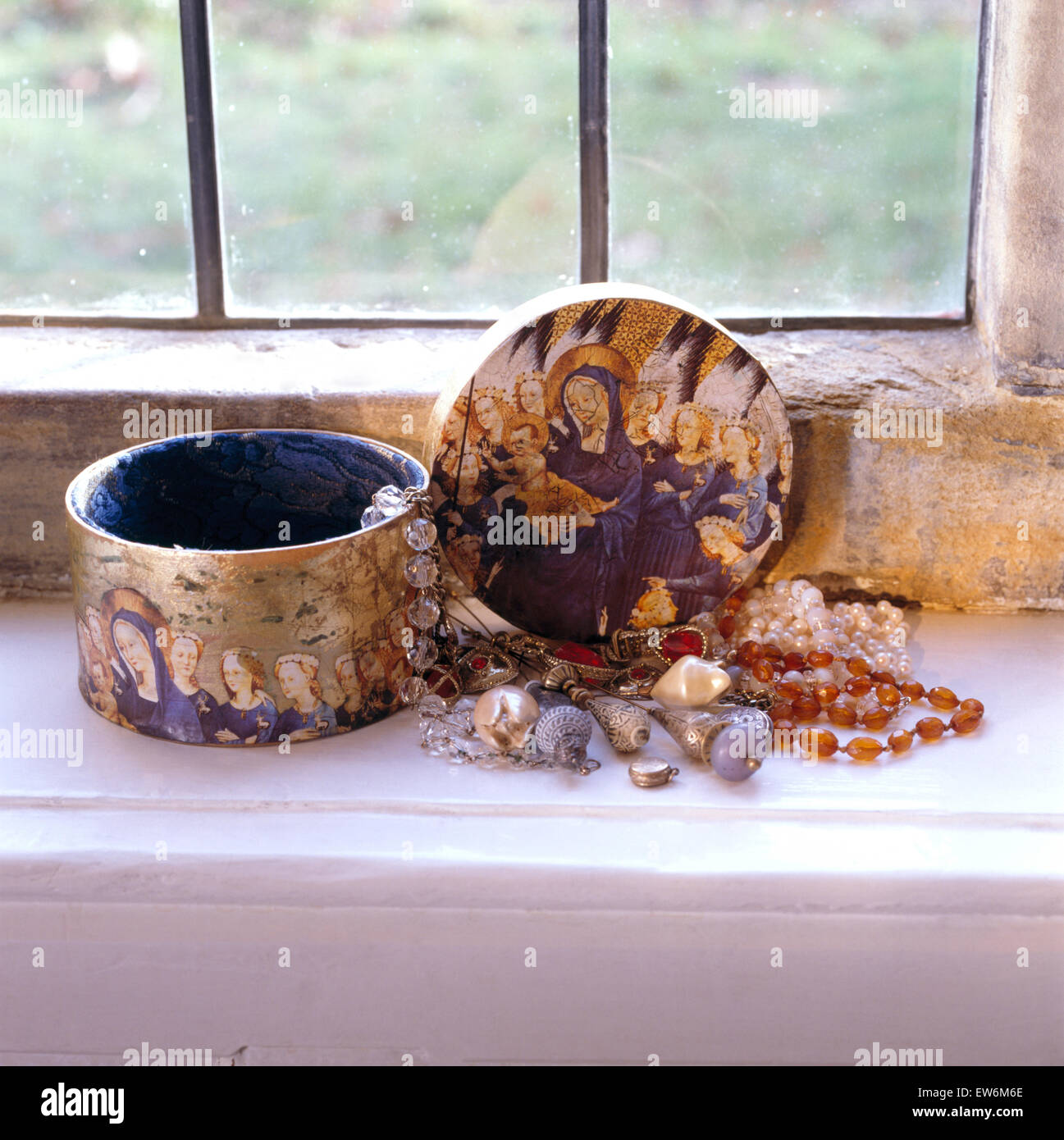 Detalle de un cuadro decoupage sobre un alféizar de ventana Fotografía de  stock - Alamy
