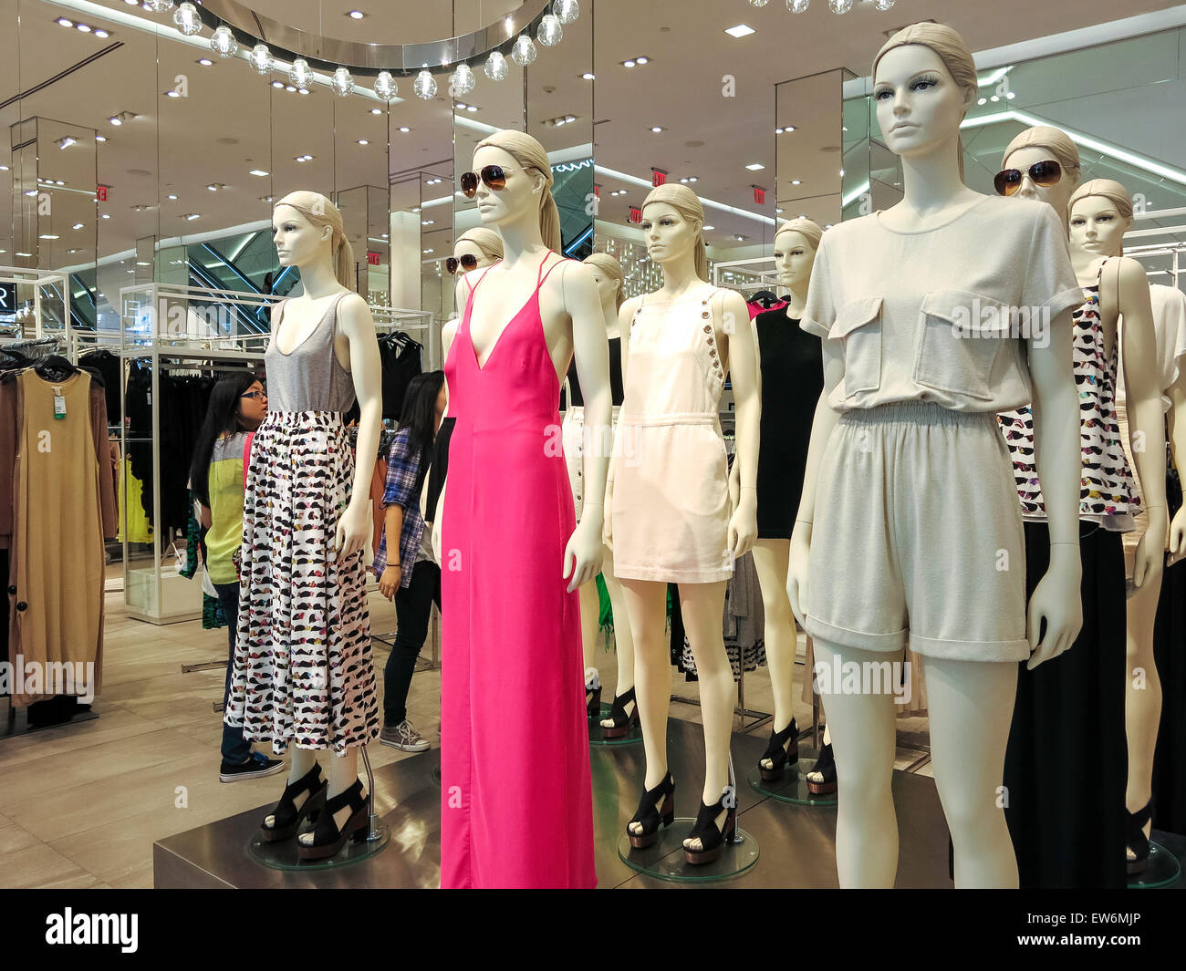 Clothing store mannequins fotografías e imágenes de alta resolución - Alamy