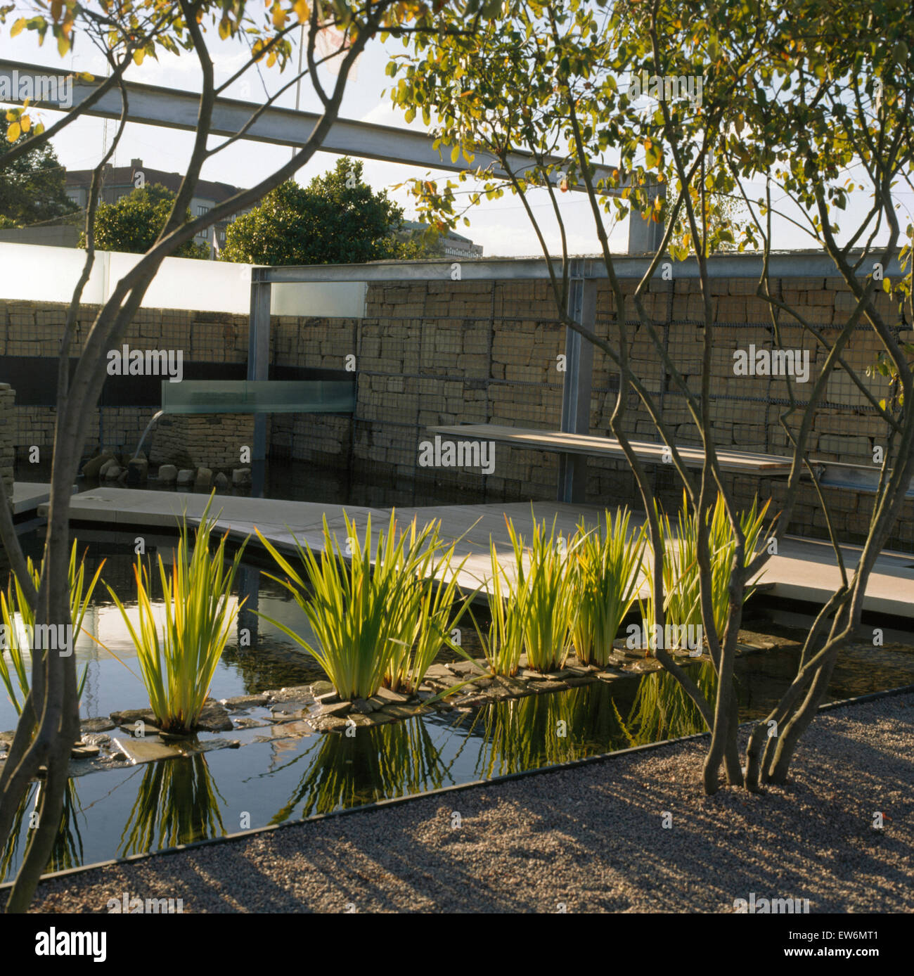 Pérgola metálica en la arquitectura de jardín con piscinas