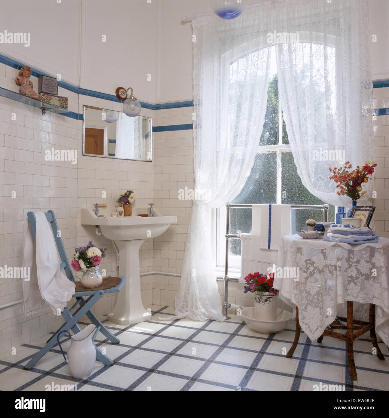 Cortinas de baño fotografías e imágenes de alta resolución - Alamy