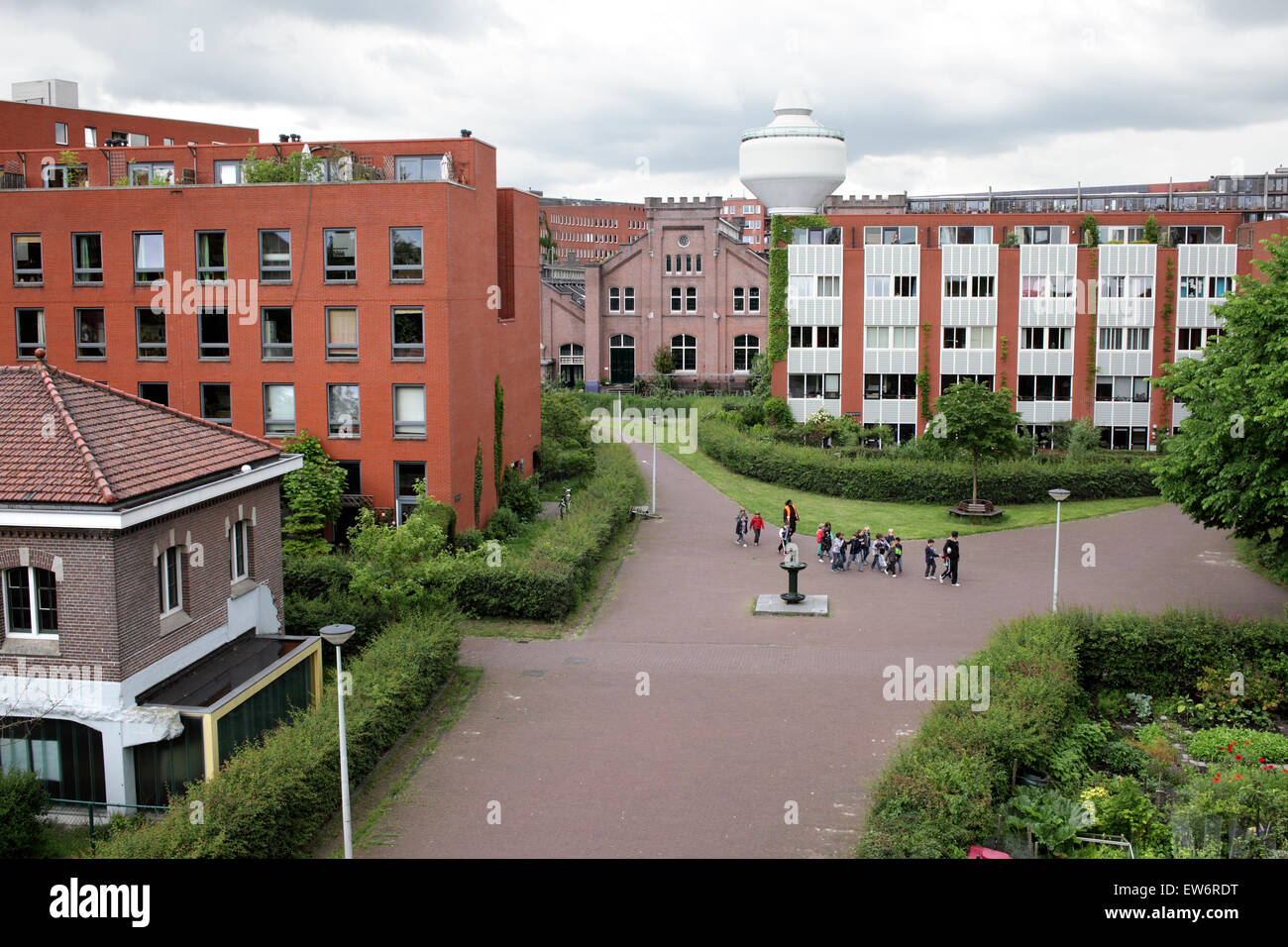 Un área peatonal en GWL-terrein, un desarrollo de viviendas libres de coches en Amsterdam. Foto de stock