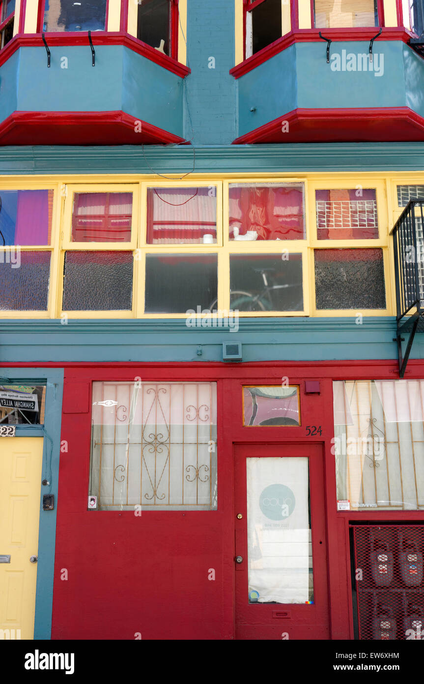 Colorida fachada de un edificio histórico en Shanghai Alley, Chinatown, Vancouver, BC, Canadá Foto de stock