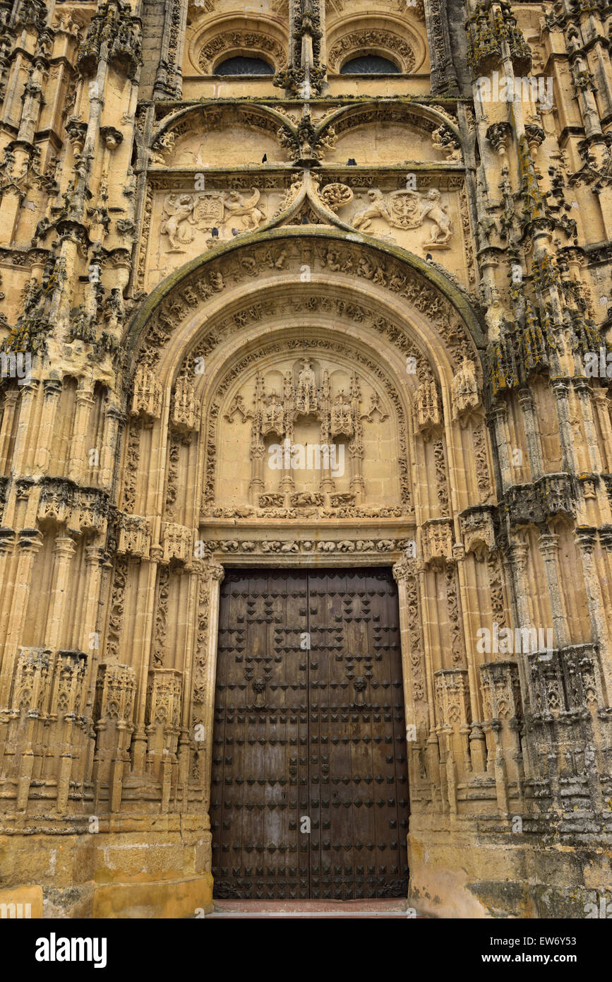 Puerta lateral del siglo XVI de Santa María de la asunción iglesia de arcos de la Frontera, Cádiz. Foto de stock