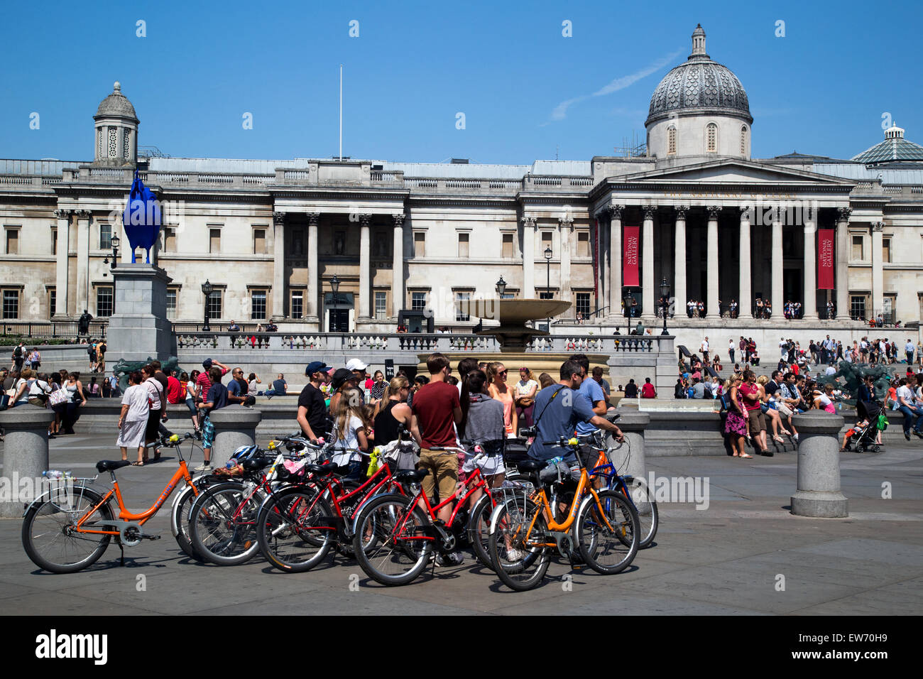 Los ciclistas tomando un descanso en Trafalgar Square con el National Gallery en el fondo Foto de stock