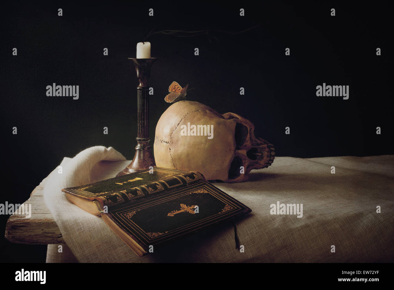 Vanitas; Biblia, cráneo, Velas como símbolo de vida, muerte y resurrección Foto de stock