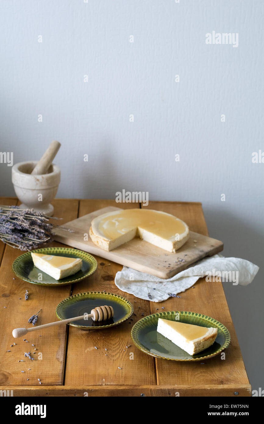 - Melopita ricotta tradicional griego y miel pastel sobre la mesa de madera, estilo rústico bodegón Foto de stock