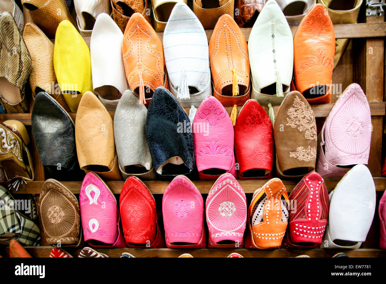 Coloridos zapatos zapatillas// estilo local babouches de cuero hechos a  mano por artesanos marroquíes para la venta en esta parada callejera dentro  Fotografía de stock - Alamy