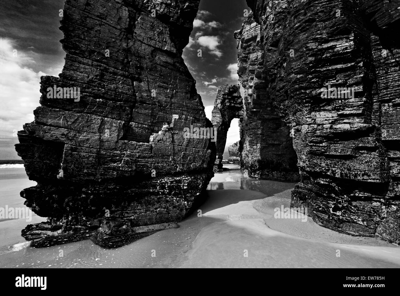 España, Galicia: impresionante arco en la Catedral de roca (playa Praia como Catedrais) en la versión en blanco y negro Foto de stock