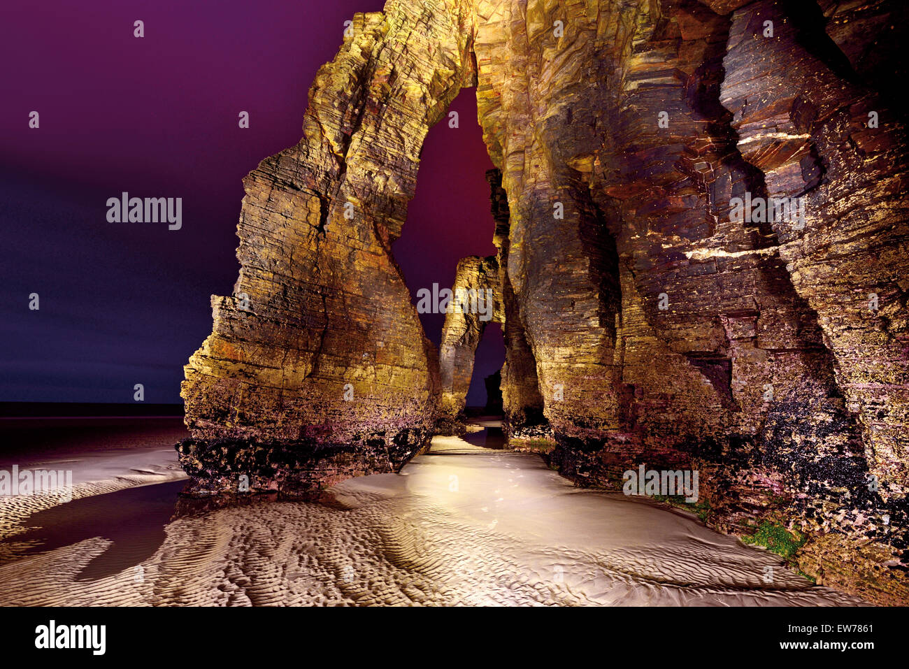 España, Galicia: impresionante arco en la Catedral de roca (playa Praia como Catedrais) por noche Foto de stock