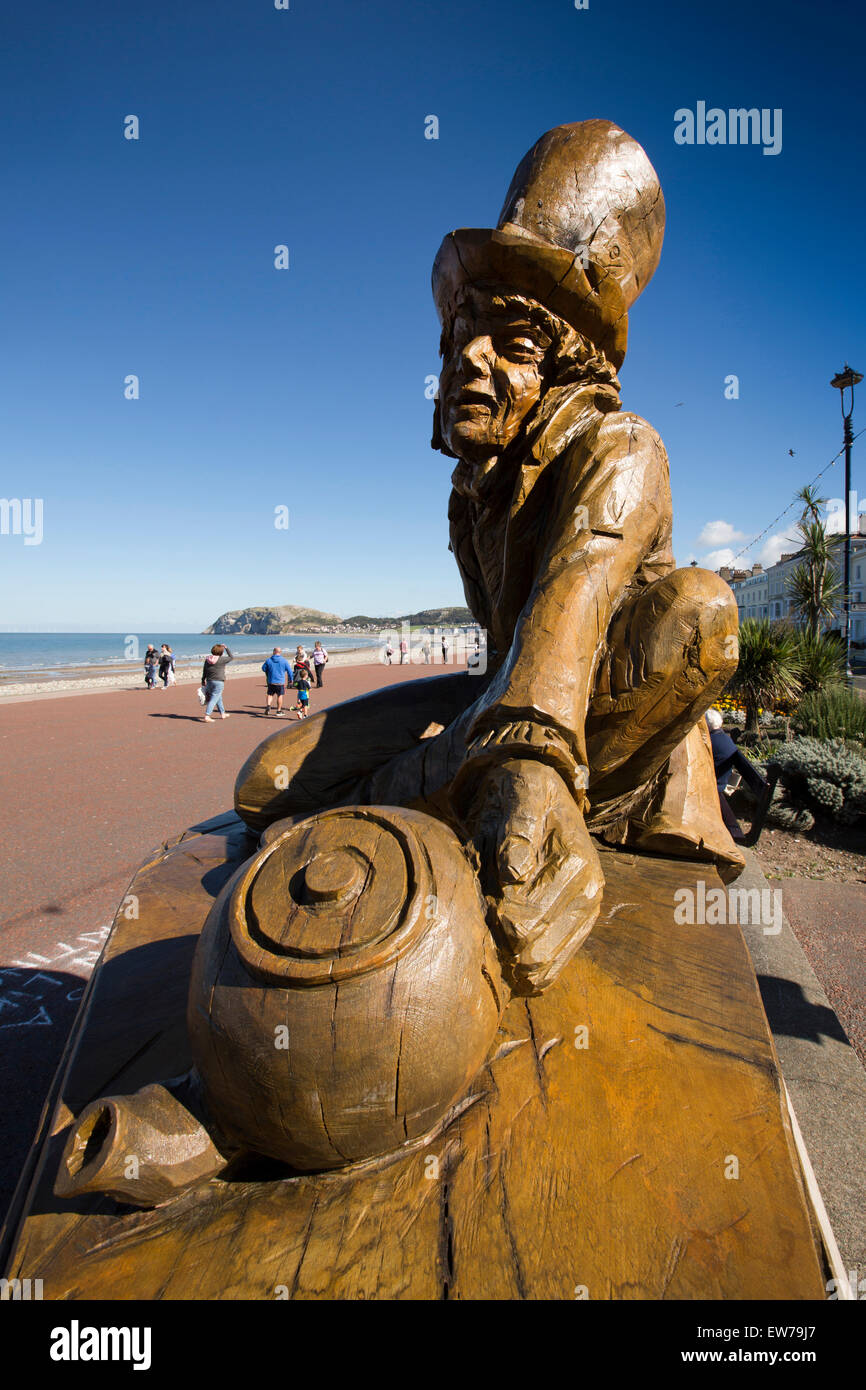 Reino Unido, Gales, Conwy, Llandudno, Promenade, Mad Hatter, Alice in Wonderland, trail seafront escultura Foto de stock