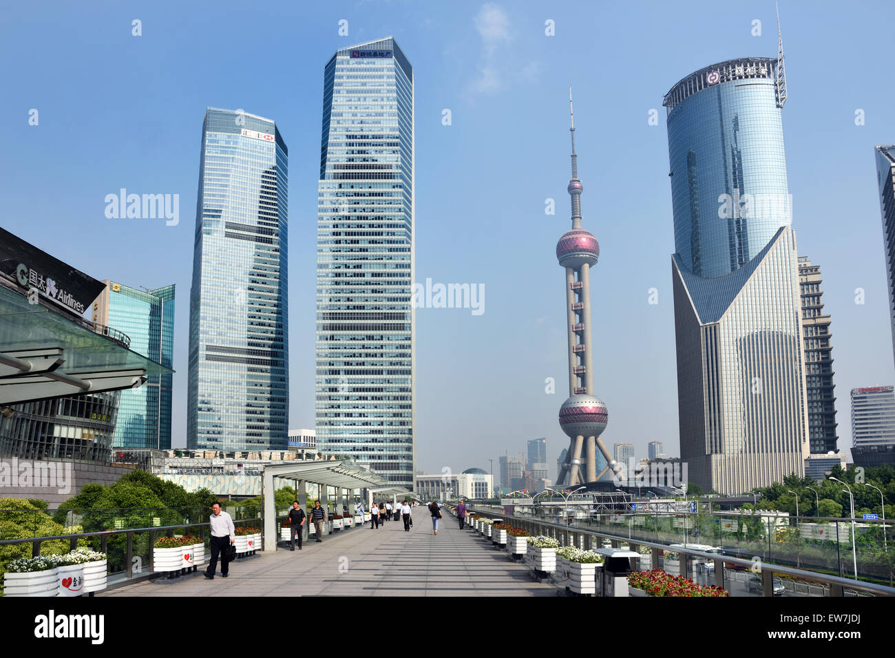 Ciudad de Pudong de Shanghai Oriental Pearl TV Tower, la torre Jin Mao, el Centro Financiero Mundial de China Foto de stock
