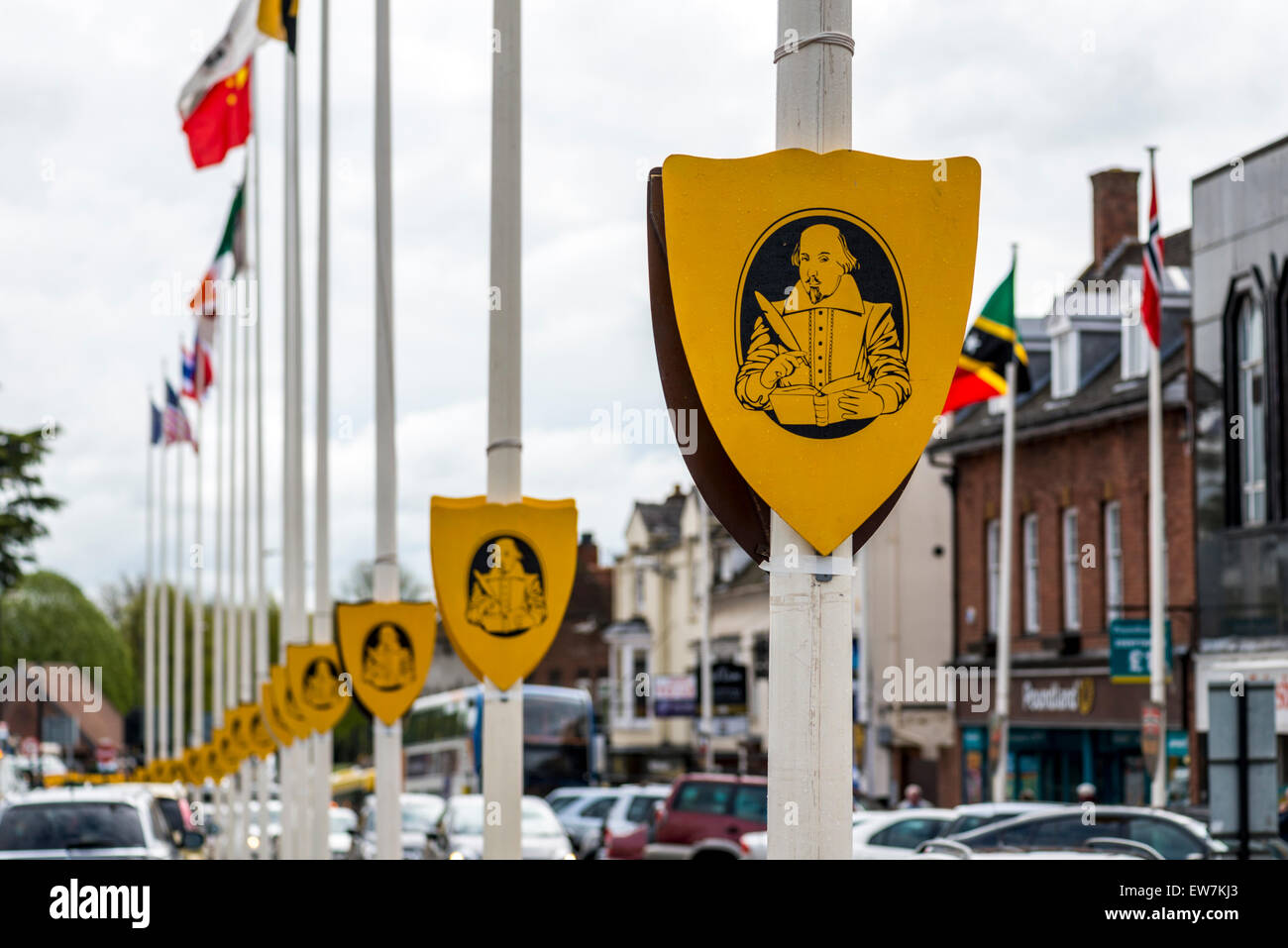 La imagen de William Shakespeare escribiendo una obra aparece en los escudos en la bandera polacos en su ciudad natal de Stratford-upon-Avon, REINO UNIDO Foto de stock