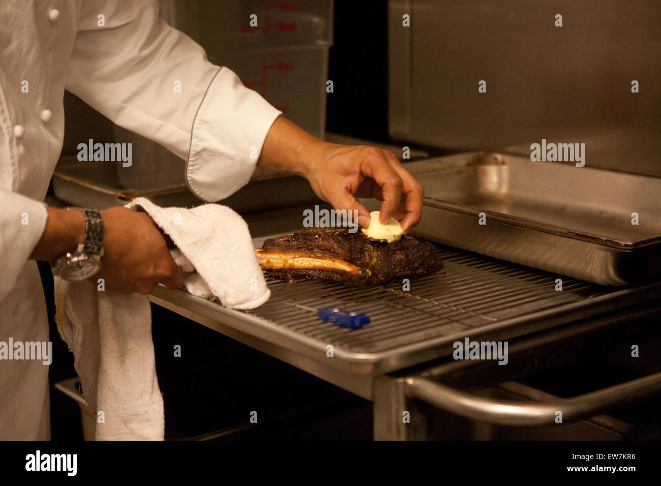 Bistec preparado en cocina comercial Foto de stock