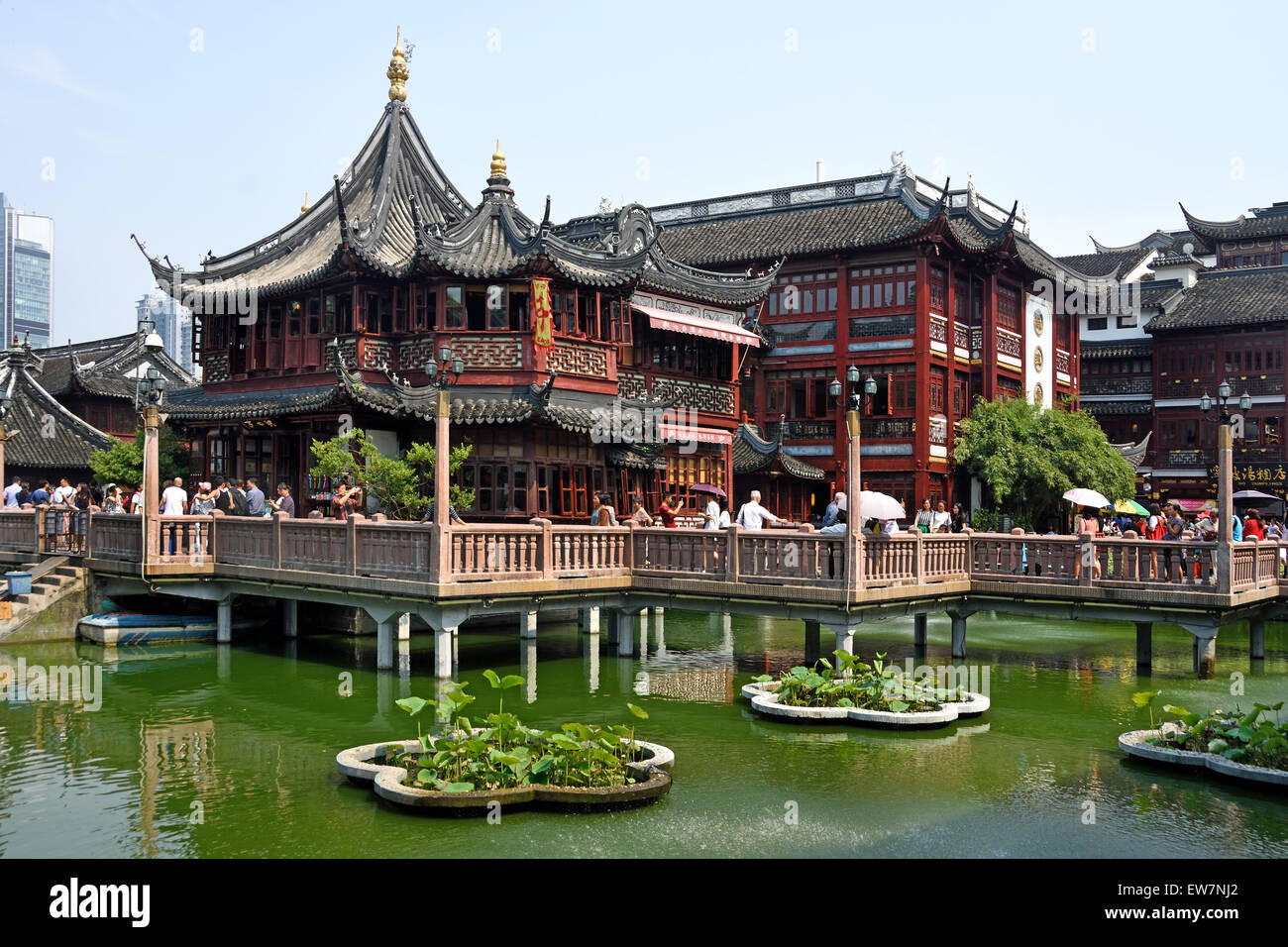 Hu Xin Ting tetería el Jardín Yuyuan Bazar edificios fundada por la dinastía Ming familia Pan ' Antigua ciudad china ' zona comercial de Shanghai China ( ) la arquitectura clásica china Foto de stock