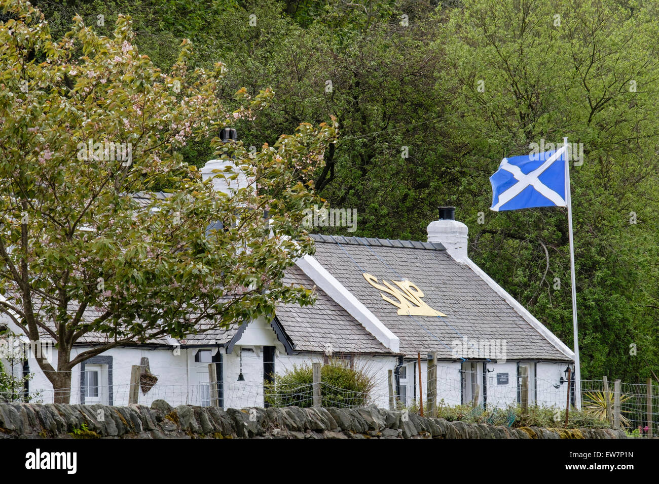 Casa rural apoyando el Partido Nacional Escocés con SNP en el techo y enarbolan la bandera. Lochranza, la Isla de Arran, Escocia, Reino Unido Foto de stock