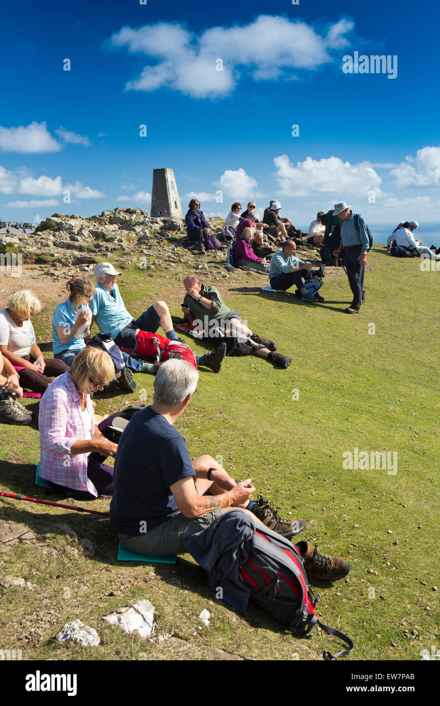 Reino Unido, Gales, Conwy, Llandudno, gran orme cumbre, grupo de caminantes descansando en el trig point Foto de stock