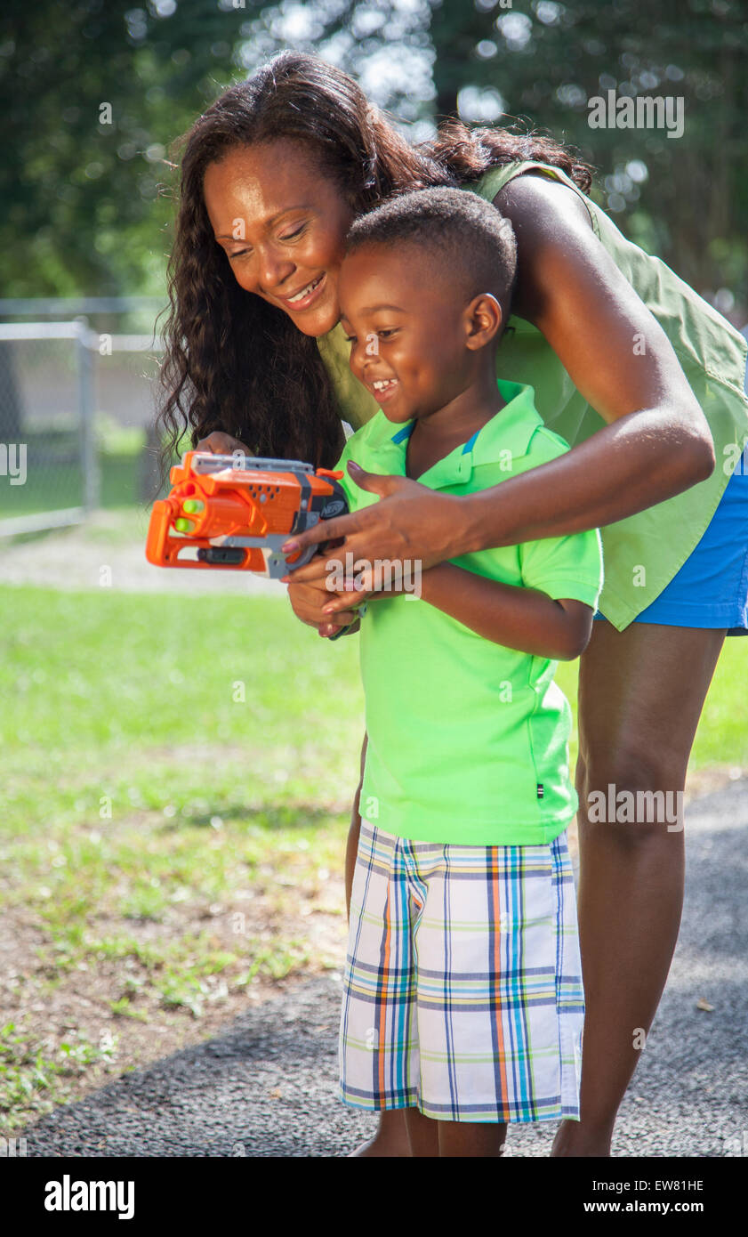 Los jóvenes afroamericanos muchacho de 4 años jugando en el parque con la  madre y nerf pistola en Florida Fotografía de stock - Alamy